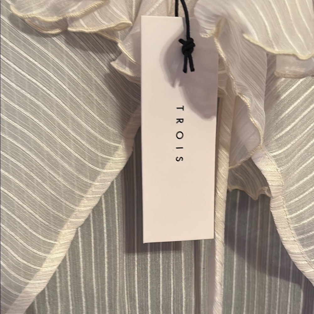 Chic Cream Ruffled Blouse - Picture 2 of 8